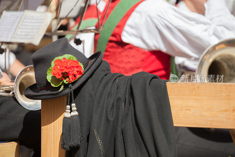 在Val di Funes(南蒂罗尔)的秋季当地庆典上，年轻的音乐家穿着典型的服装。